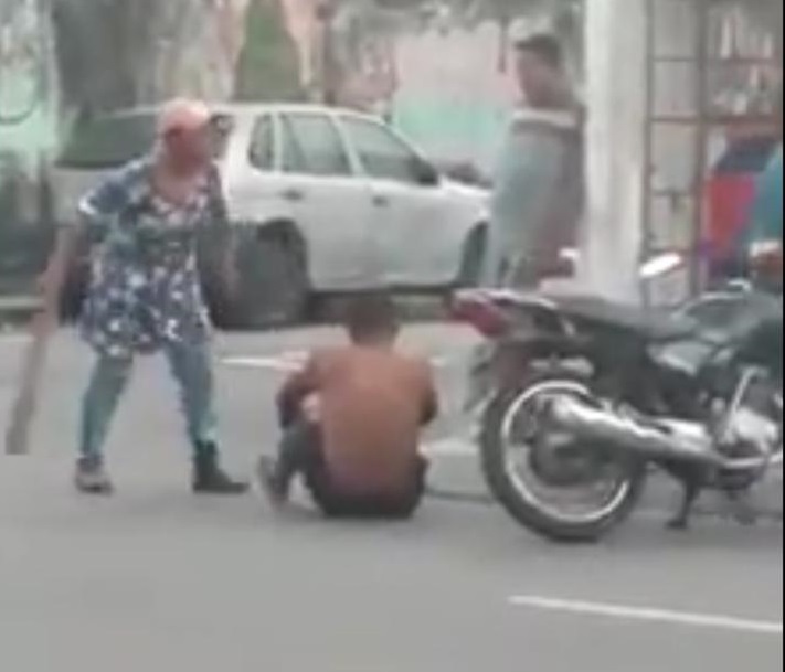 Acusado de tentar bater na mãe, homem apanha de ripada na rua, da tia, no Mutirão Acusado de tentar bater na mãe, homem apanha de ripada na rua, da tia, no Mutirão