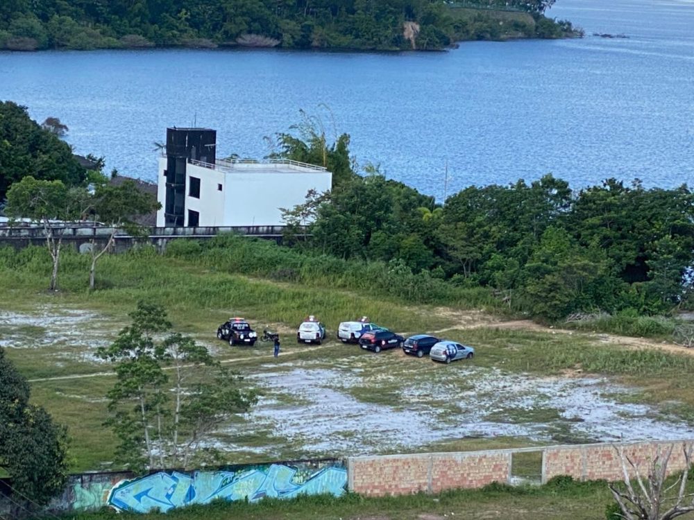 Corpo &eacute; encontrado boiando &agrave;s margens de &aacute;rea de mata na Ponta Negra
