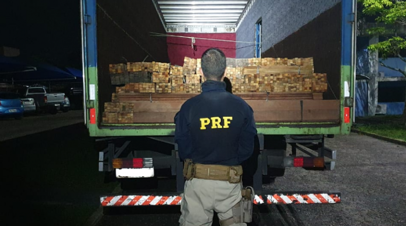 'Caminh&atilde;o do sof&aacute;' &eacute; flagrado transportando madeira ilegal na BR-174