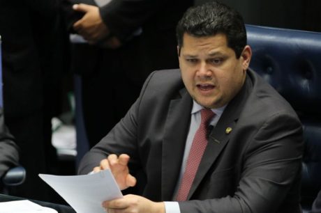 Alcolumbre sugere “melhorar” 6x1 e quer passar PEC por comissões