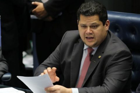 Alcolumbre sugere “melhorar” 6x1 e quer passar PEC por comissões