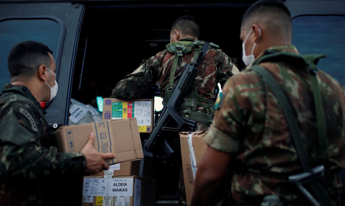Militares se mobilizam para proteger indígenas de Covid-19 na Amazônia Militares se mobilizam para proteger indígenas de Covid-19 na Amazônia