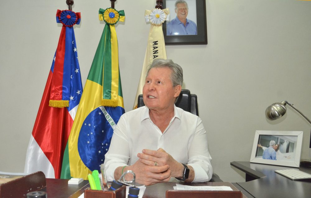 Prefeito sanciona leis que consolidam reforma administrativa com extinção de 3 secretarias Prefeito sanciona leis que consolidam reforma administrativa com extinção de 3 secretarias
