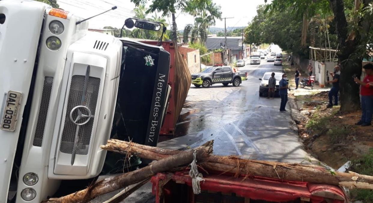 Carreta tomba com carga de açúcar na zona Norte e derrama óleo na pista; caminhão bate e derruba poste na Raiz Carreta tomba com carga de açúcar na zona Norte e derrama óleo na pista; caminhão bate e derruba poste na Raiz