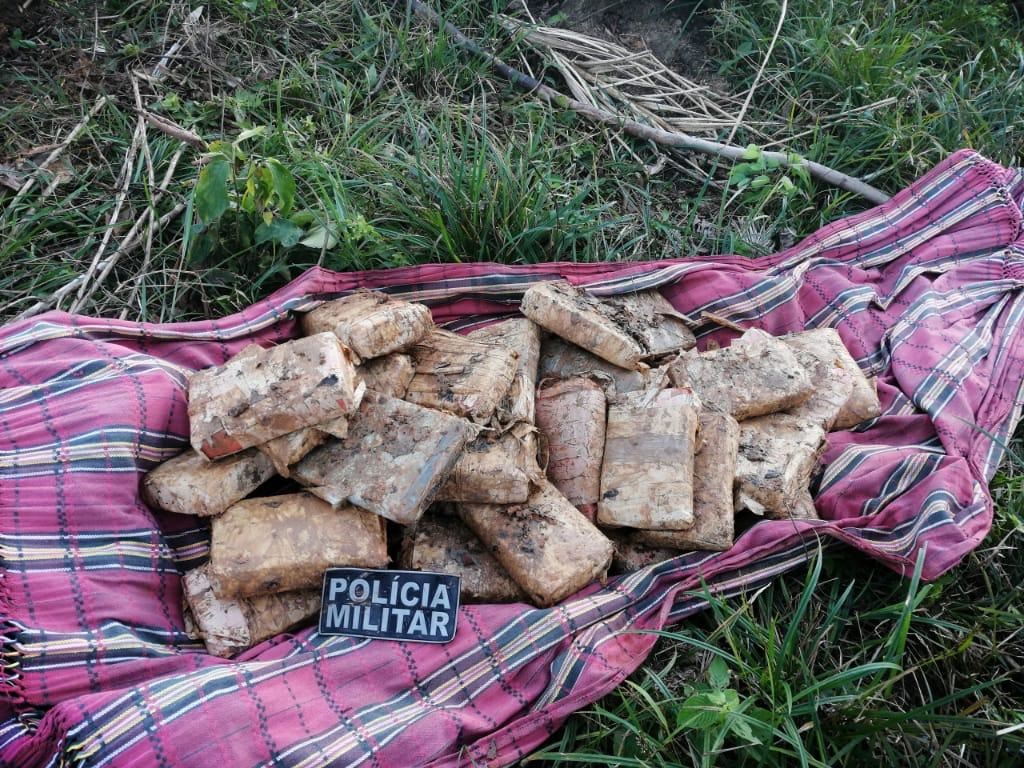 Trio é preso com maconha avaliada em R$ 450 mil; droga era enterrada em fazendas Trio é preso com maconha avaliada em R$ 450 mil; droga era enterrada em fazendas