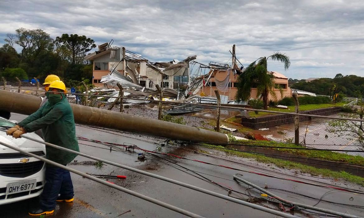 Ciclone deixa Sul do Brasil e segue para oceano