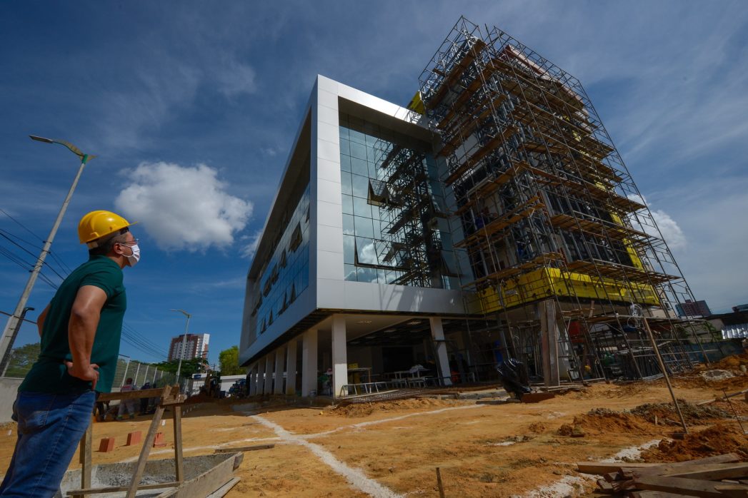 Centro de Coopera&ccedil;&atilde;o chega a 90% de obra e prefeito assina cria&ccedil;&atilde;o de lei espec&iacute;fica