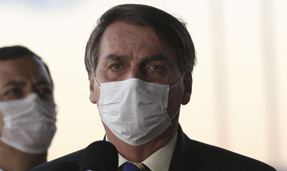 Bolsonaro sanciona lei que torna obrigat&oacute;rio o uso de m&aacute;scara