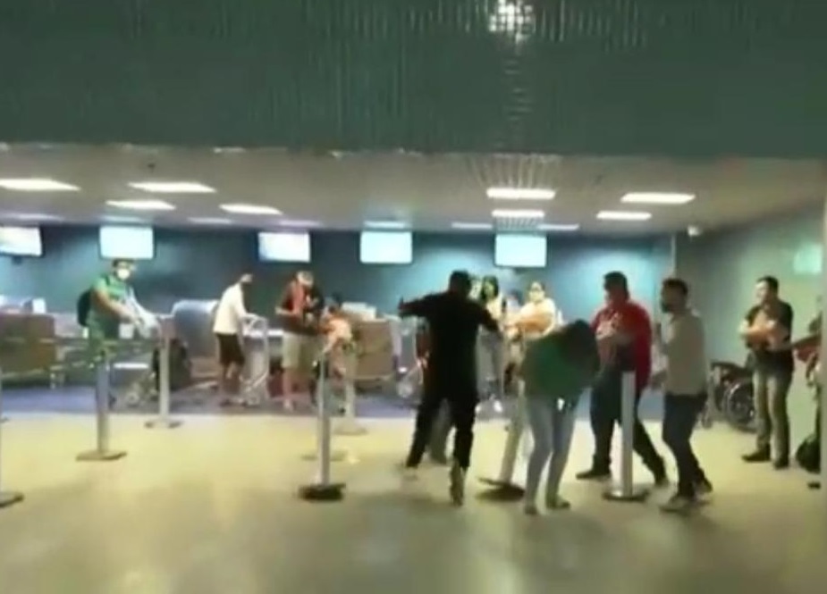 Repórter é agredido durante cobertura no aeroporto e sindicato se manifesta Repórter é agredido durante cobertura no aeroporto e sindicato se manifesta