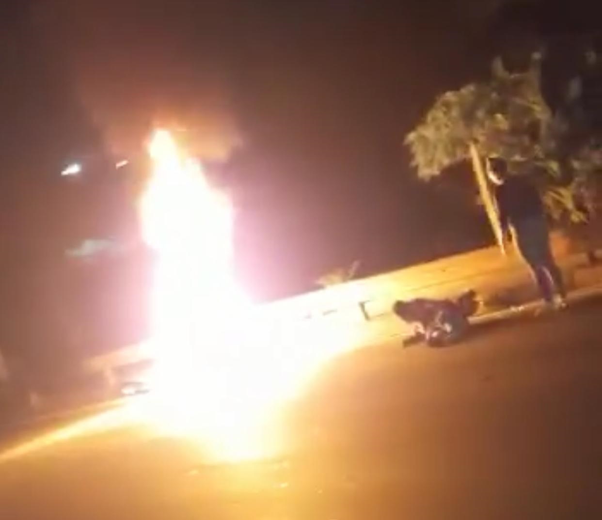 Picape atinge motociclista e moto explode na avenida das Flores. Veja vídeo Picape atinge motociclista e moto explode na avenida das Flores. Veja vídeo