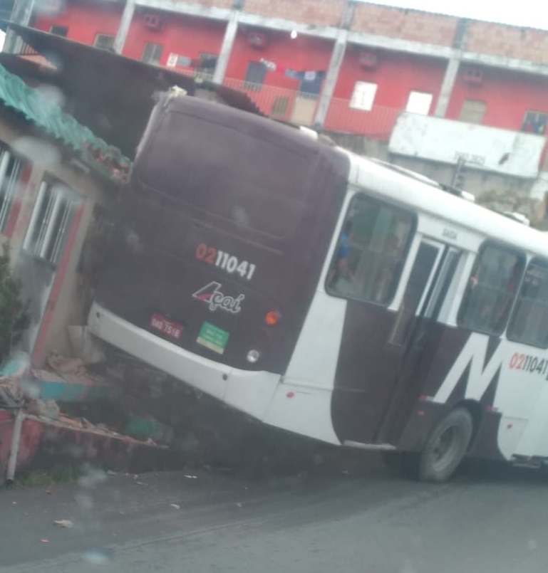 Ônibus tenta subir ladeira, não consegue e atinge casas no Alfredo Nascimento Ônibus tenta subir ladeira, não consegue e atinge casas no Alfredo Nascimento