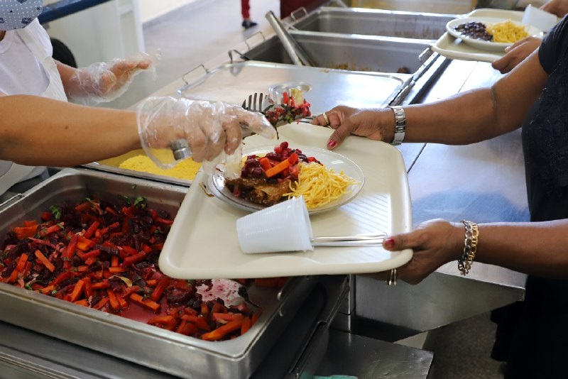 Restaurantes e cozinhas populares retomam atividades presenciais de forma respons&aacute;vel