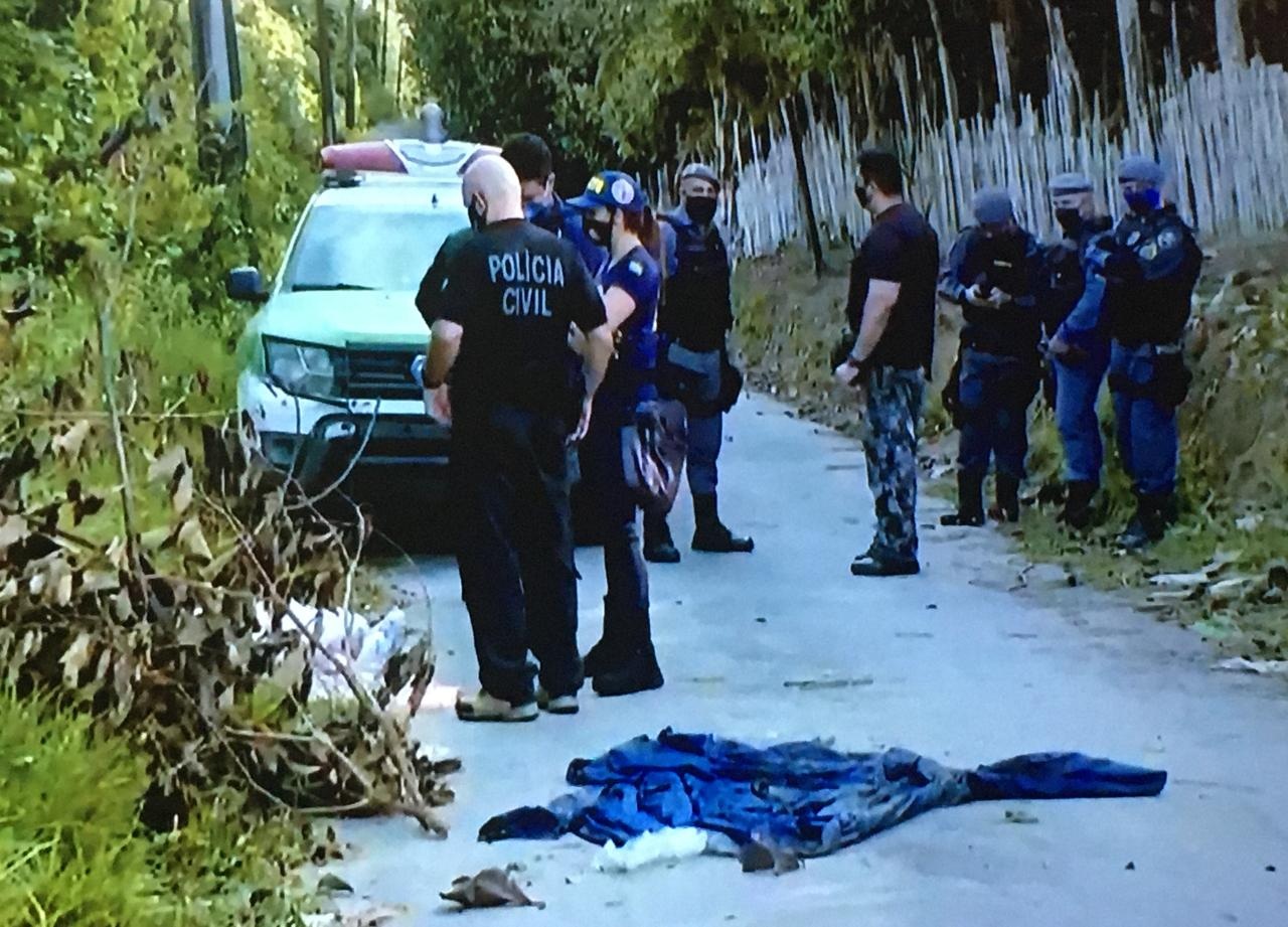 Corpo de homem é encontrado enrolado em saco plástico no ramal do Brasileirinho Corpo de homem é encontrado enrolado em saco plástico no ramal do Brasileirinho