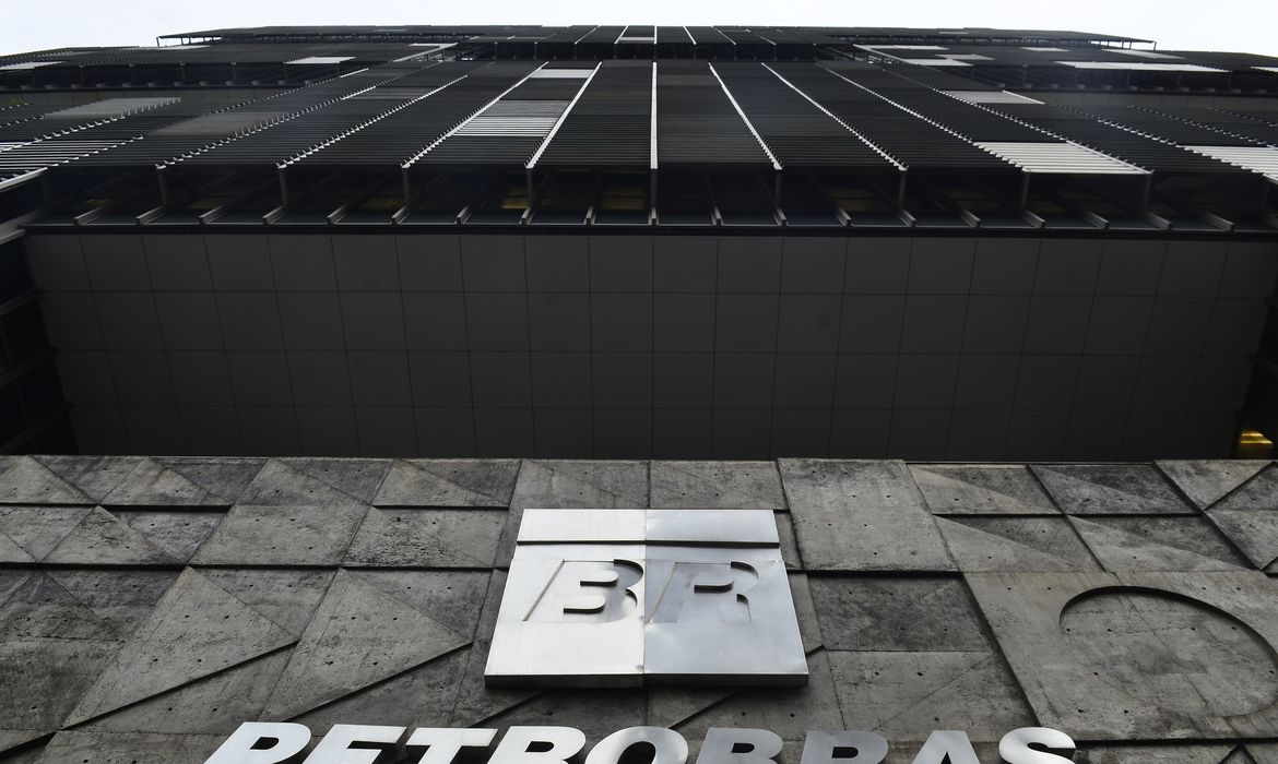 Petrobras anuncia reajuste de 5% para a gasolina nas refinarias Petrobras anuncia reajuste de 5% para a gasolina nas refinarias