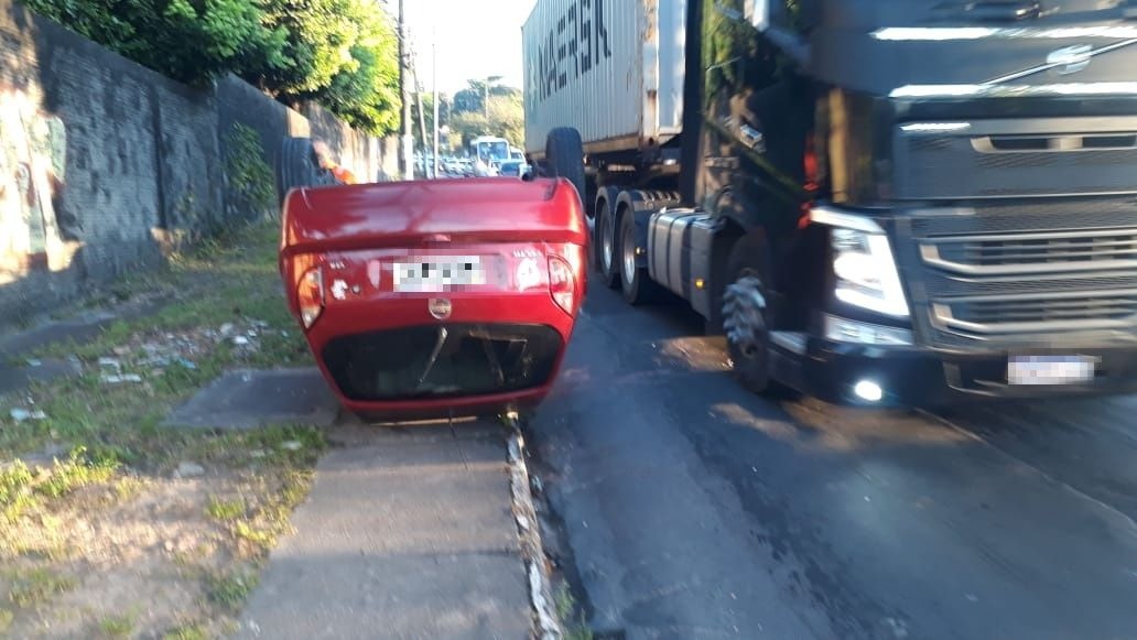 V&iacute;deo mostra carro capotado na avenida Rodrigo Ot&aacute;vio