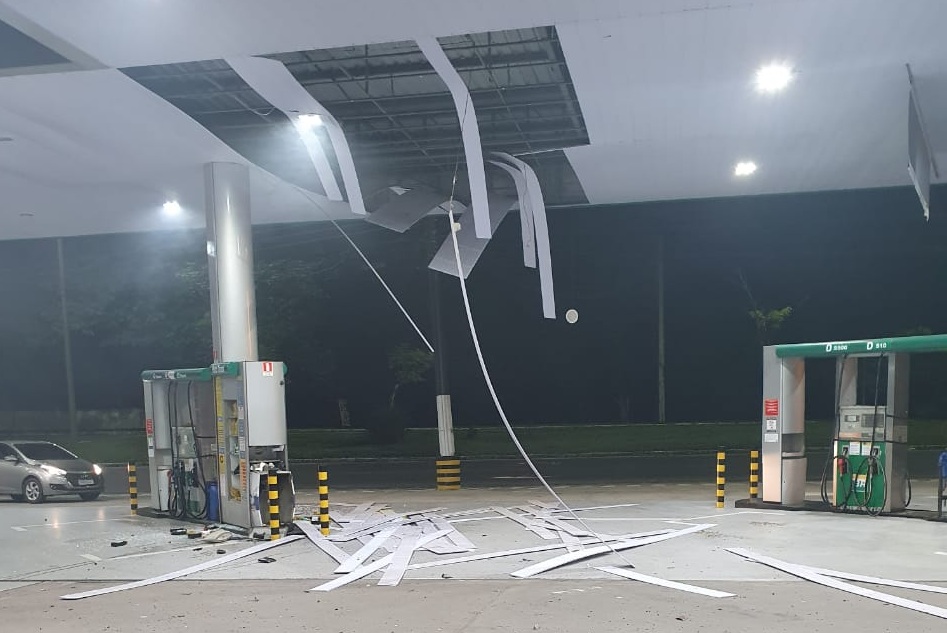 Grupo fortemente armado explode cofre de posto na avenida do Turismo e leva R$ 50 mil. Veja vídeos Grupo fortemente armado explode cofre de posto na avenida do Turismo e leva R$ 50 mil. Veja vídeos