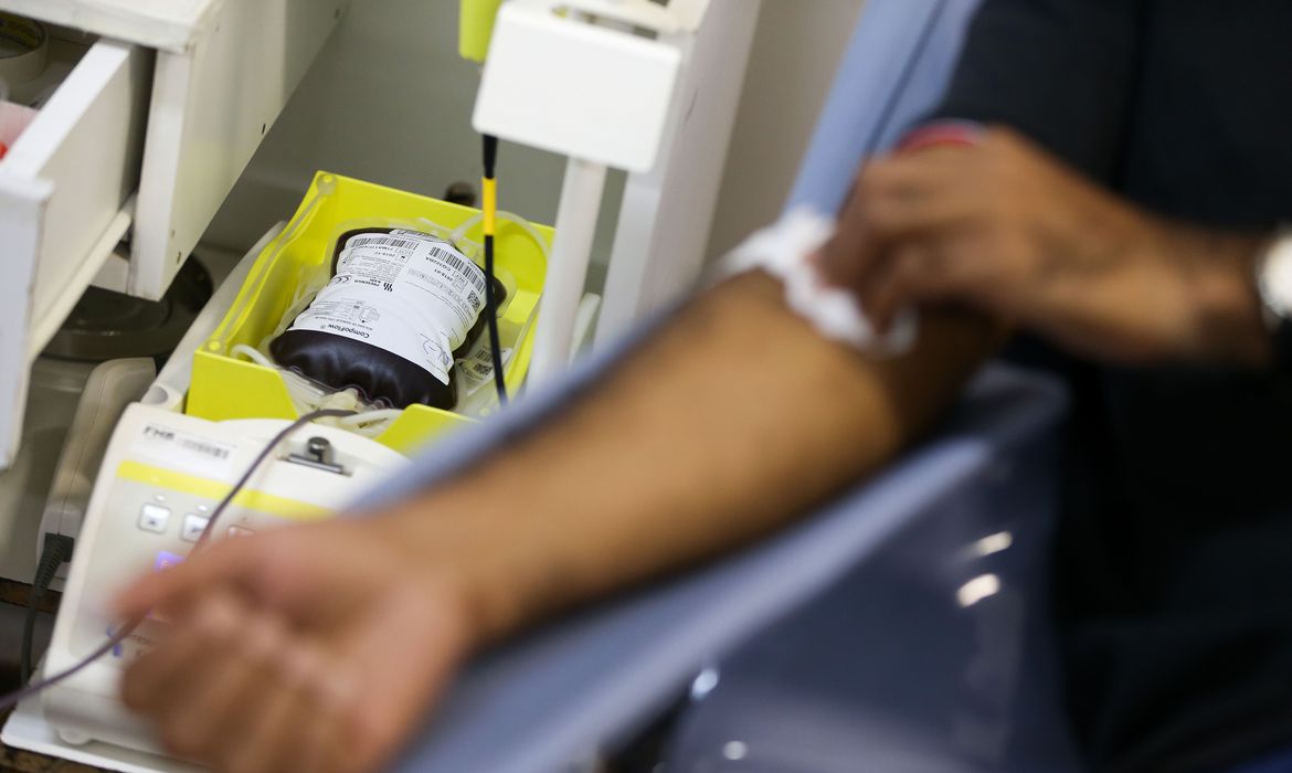 Anvisa revoga resolução que proibia doação de sangue por homens gays Anvisa revoga resolução que proibia doação de sangue por homens gays