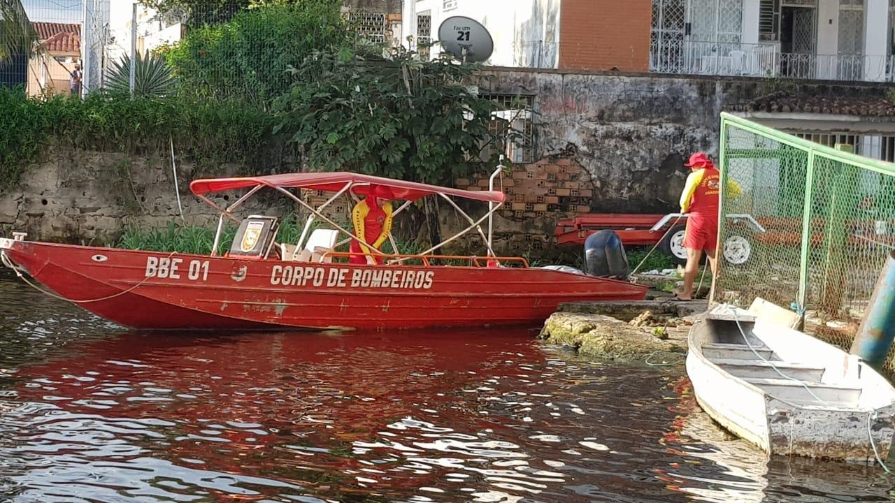 Bombeiros resgatam corpo boiando no rio Solimões, em frente a Iranduba Bombeiros resgatam corpo boiando no rio Solimões, em frente a Iranduba