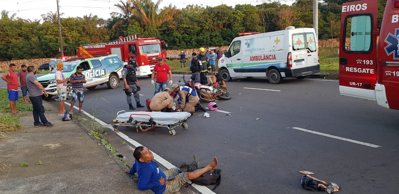 Colisão entre motos deixa 4 pessoas feridas em Iranduba Colisão entre motos deixa 4 pessoas feridas em Iranduba