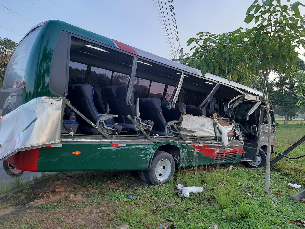 Colis&atilde;o entre micro-&ocirc;nibus e carreta deixa feridos na AM-010