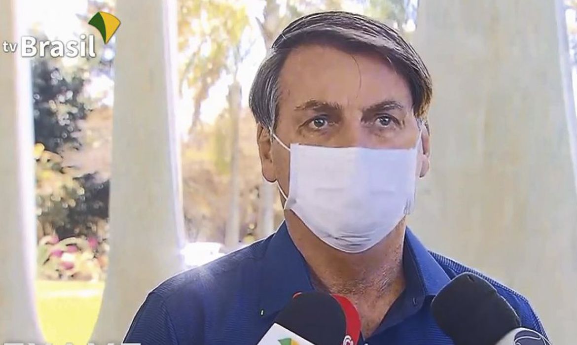 Bolsonaro sanciona lei que prioriza teste para profissional essencial Bolsonaro sanciona lei que prioriza teste para profissional essencial