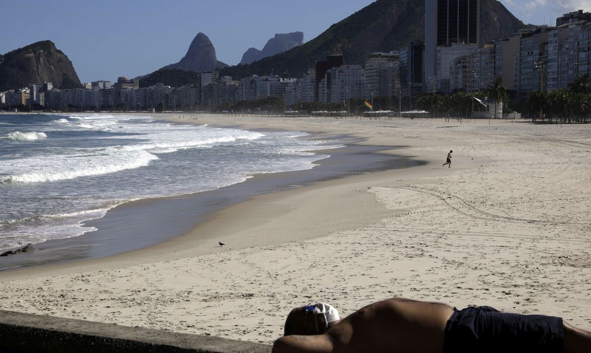 Rio mantém proibição de permanência na areia das praias Rio mantém proibição de permanência na areia das praias