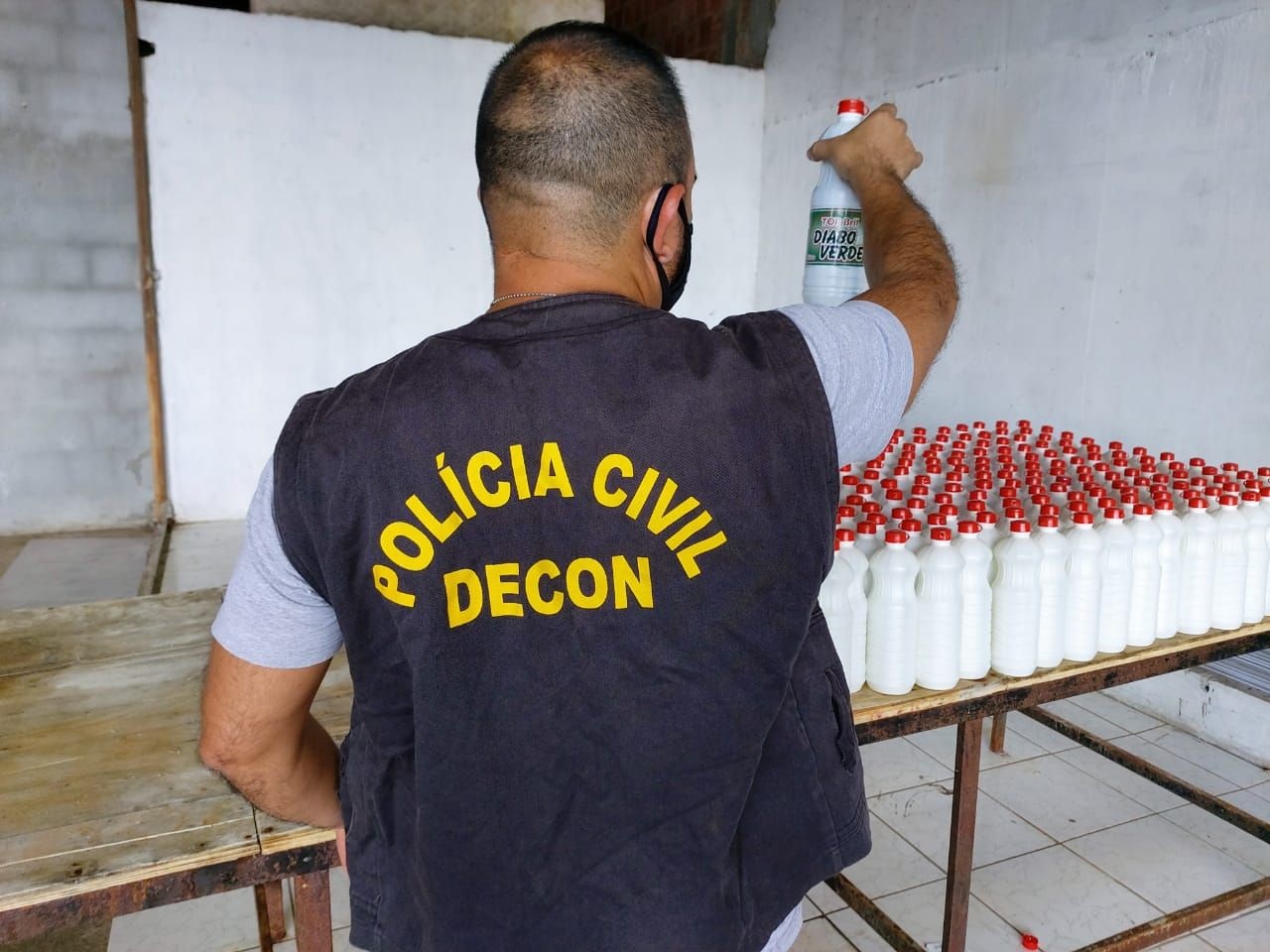 Empresa é lacrada e homem preso por venda de produtos de limpeza sem qualidade Empresa é lacrada e homem preso por venda de produtos de limpeza sem qualidade