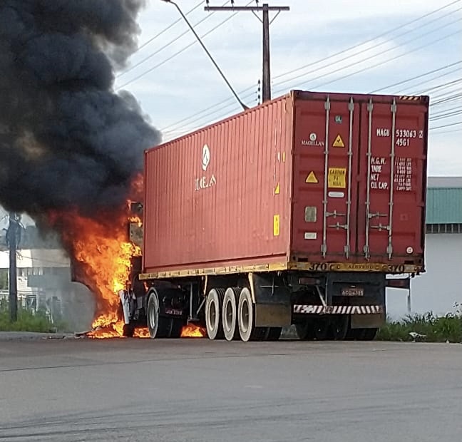 Vídeo mostra carreta incendiada no Puraquequara; perda foi total Vídeo mostra carreta incendiada no Puraquequara; perda foi total