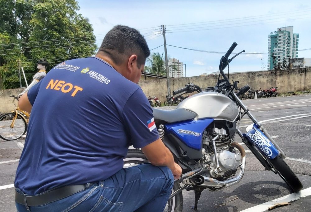 Detran-AM autua 223 ve&iacute;culos com escapamento 'barulhento' em Manaus