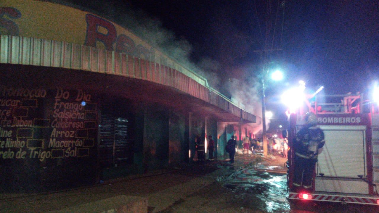Incêndio de grande proporção destrói distribuidora de bebidas. Veja vídeos Incêndio de grande proporção destrói distribuidora de bebidas. Veja vídeos