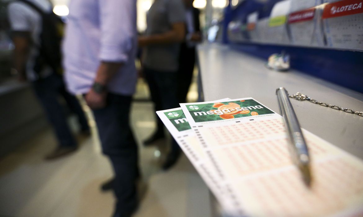 Mega-sena acumula e pode pagar R$ 44 milh&otilde;es na ter&ccedil;a-feira