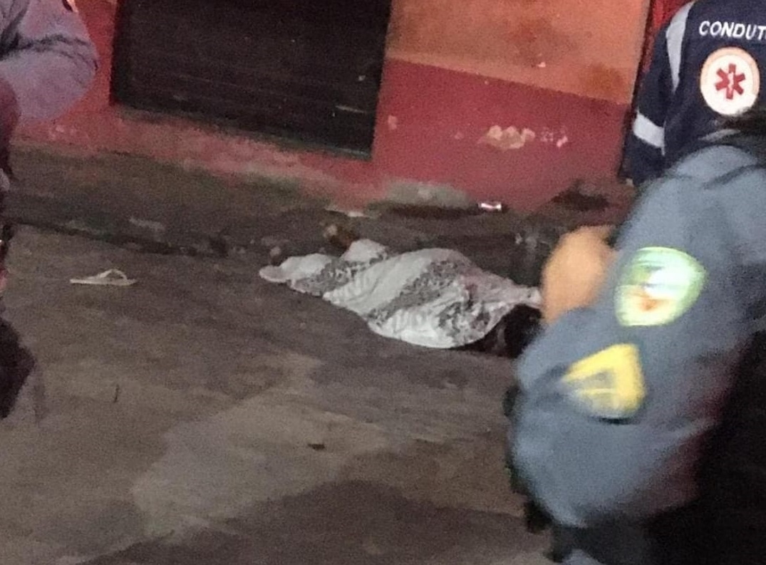 Bebendo com amigos na Compensa, homem é executado à queima-roupa Bebendo com amigos na Compensa, homem é executado à queima-roupa