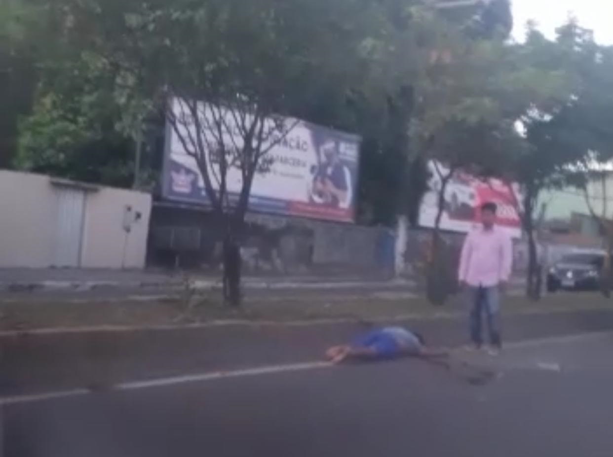 Motociclista perde controle, bate em canteiro central e morre no Aleixo Motociclista perde controle, bate em canteiro central e morre no Aleixo