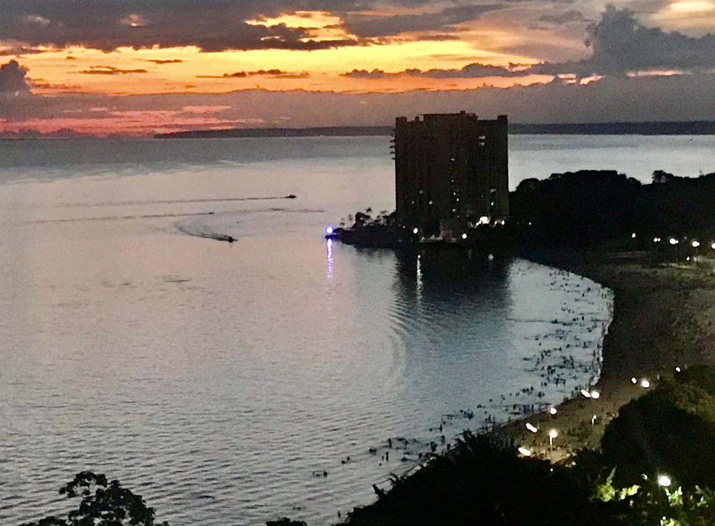 Praia da Ponta Negra volta a bombar no domingo de sol p&oacute;s-pandemia