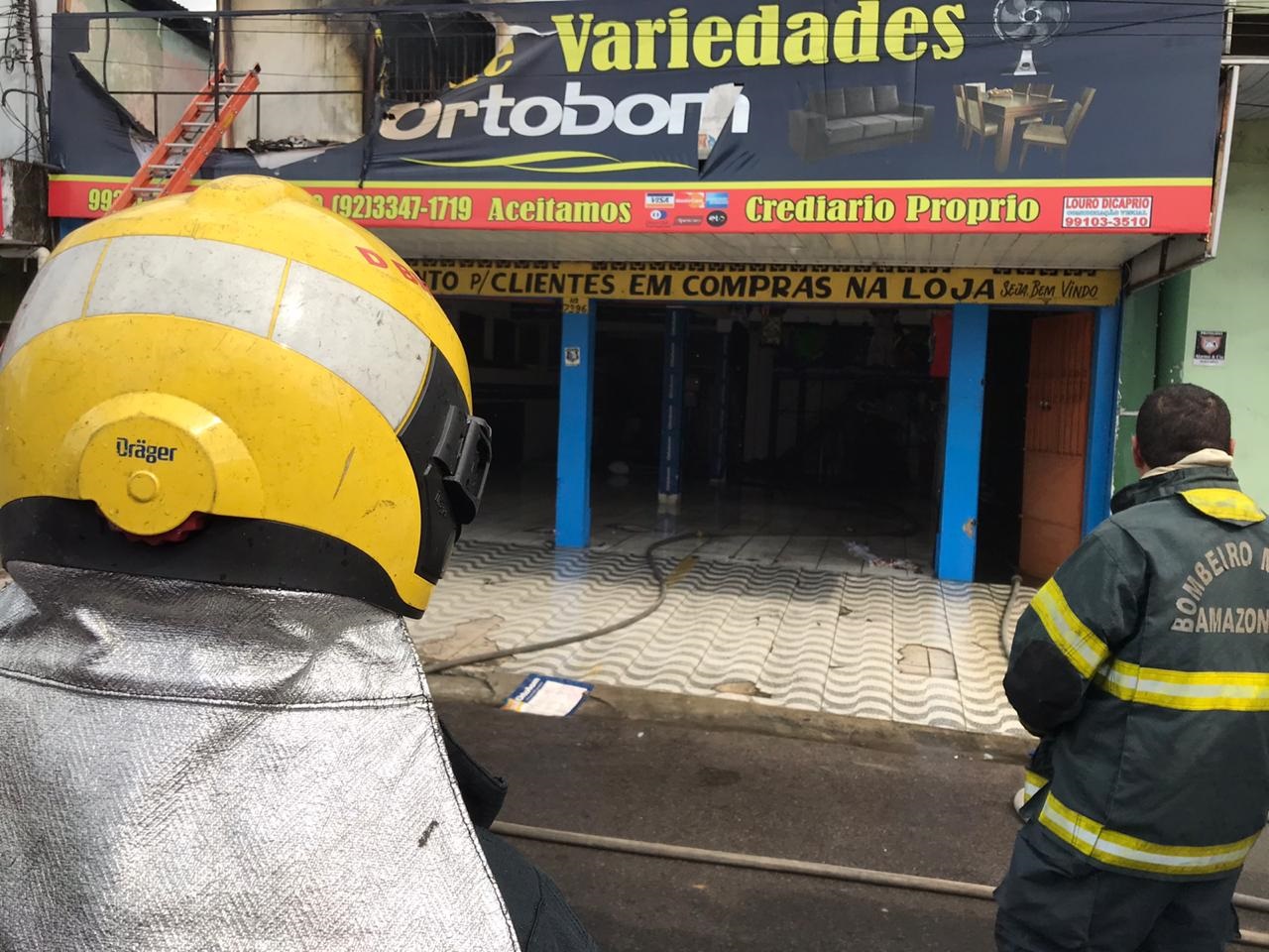 Incêndio de grandes proporções atinge loja de colchões na Autaz Mirim. Veja vídeos Incêndio de grandes proporções atinge loja de colchões na Autaz Mirim. Veja vídeos