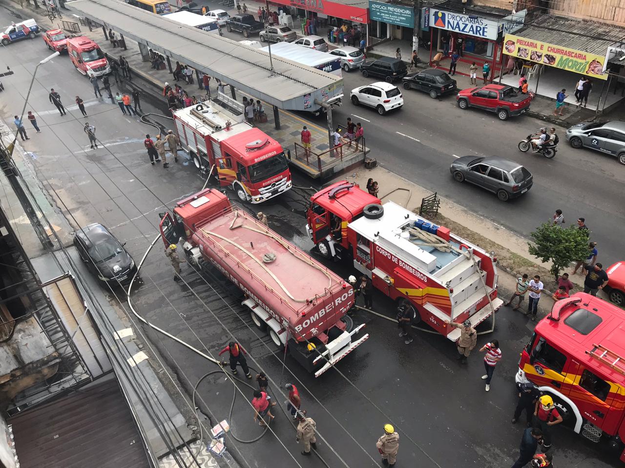 Veja mais fotos e vídeos do incêndio na Autaz Mirim; interruptor teria provocado um curto Veja mais fotos e vídeos do incêndio na Autaz Mirim; interruptor teria provocado um curto