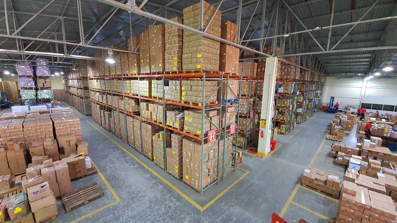 Governador Wilson Lima destaca aumento de 12% para 74% no estoque da Central de Medicamentos