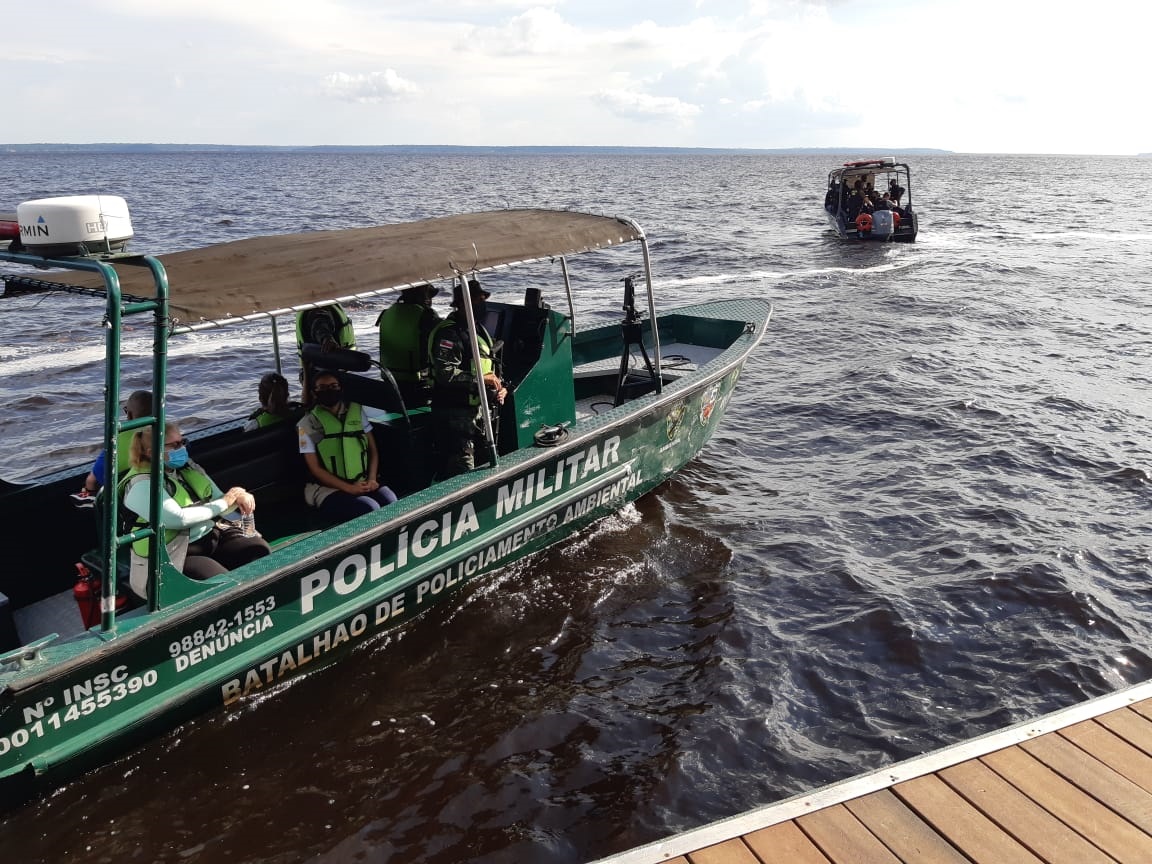 Embarcação com transporte irregular de passageiros e 1t de mercadoria é fiscalizada Embarcação com transporte irregular de passageiros e 1t de mercadoria é fiscalizada