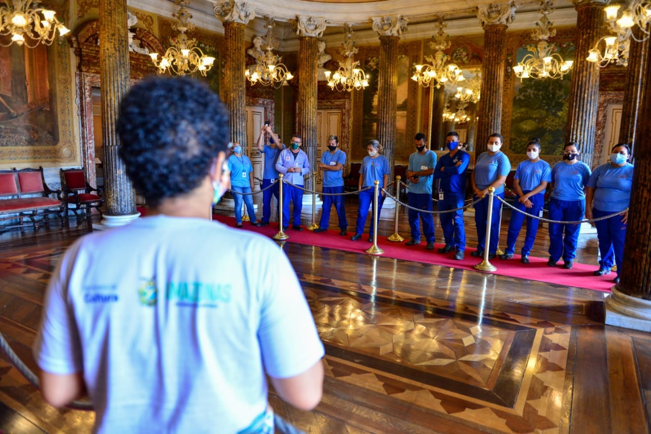 Colaboradores terceirizados fazem visita ao Teatro Amazonas Colaboradores terceirizados fazem visita ao Teatro Amazonas