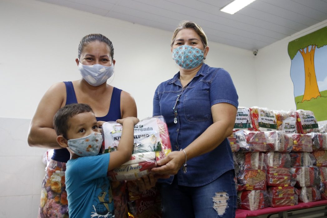 Prefeitura inicia entrega de 55 mil kits para alunos de creche e educa&ccedil;&atilde;o infantil