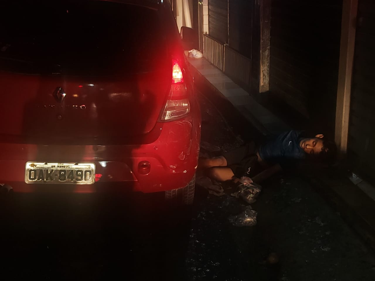 Trio acusado de roubar carro e fazer arrastão acaba morto em troca de tiros com PM Trio acusado de roubar carro e fazer arrastão acaba morto em troca de tiros com PM