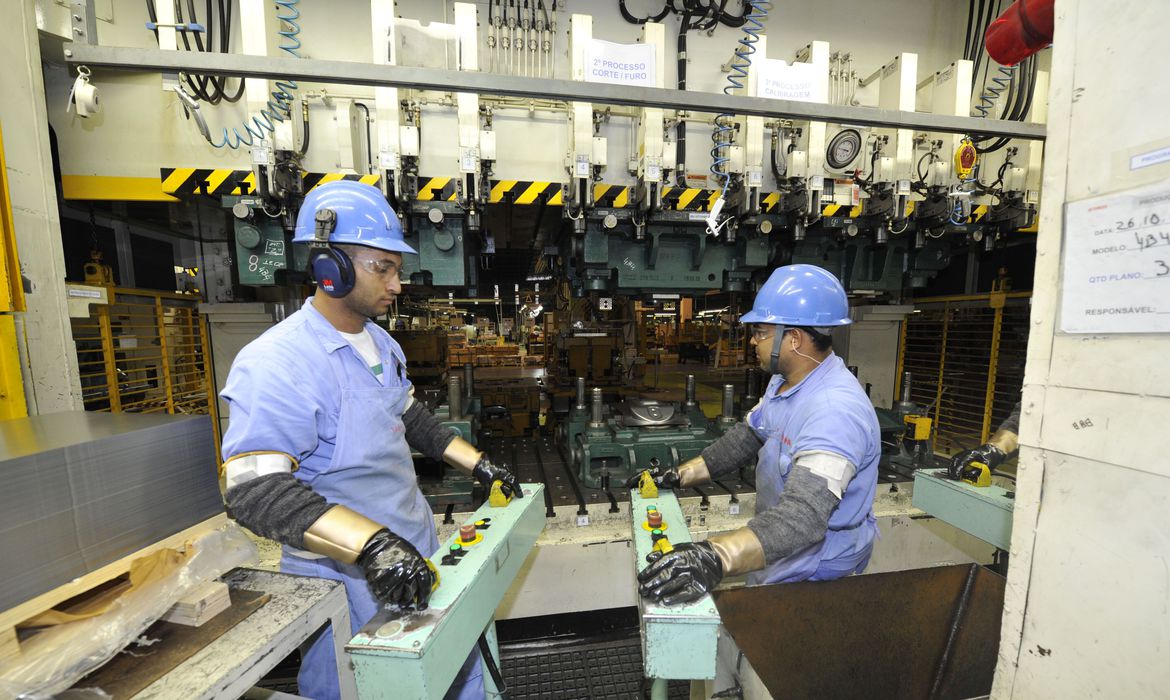 PIB caiu 10,5% no trimestre encerrado em maio PIB caiu 10,5% no trimestre encerrado em maio