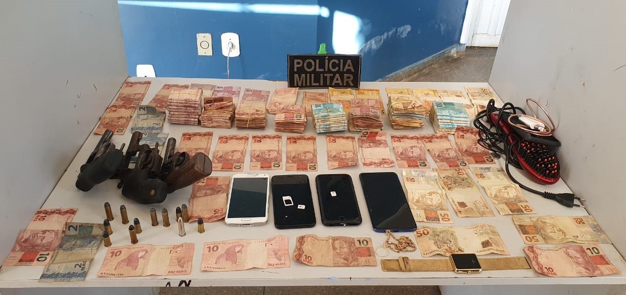 Quadrilha que roubou R$ 45 mil em Juruá é presa pela PM; assaltantes gastaram mais de R$ 10 mil Quadrilha que roubou R$ 45 mil em Juruá é presa pela PM; assaltantes gastaram mais de R$ 10 mil