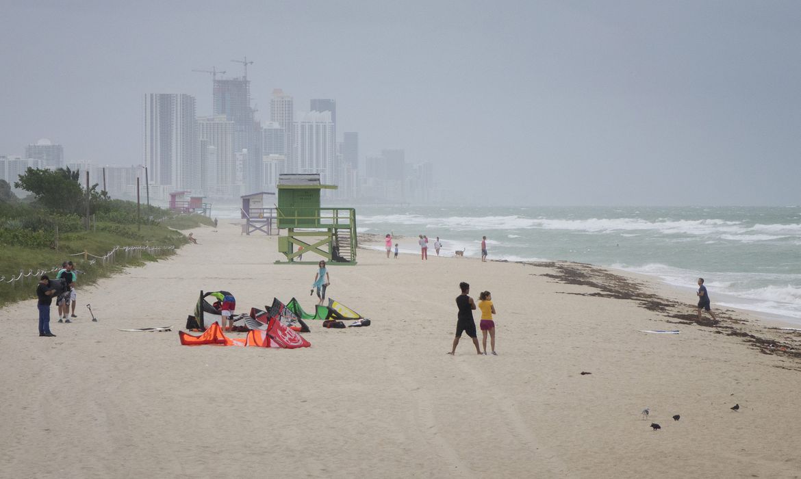 Covid-19: turistas fazem festas, mas moradores de Miami se isolam