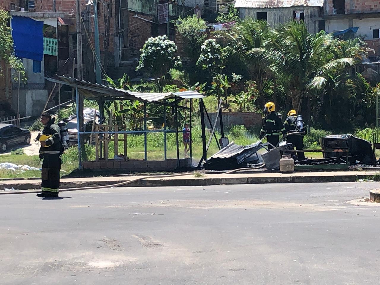 Fogo em botija provoca incêndio e destrói quiosque na Colônia Oliveira Machado Fogo em botija provoca incêndio e destrói quiosque na Colônia Oliveira Machado