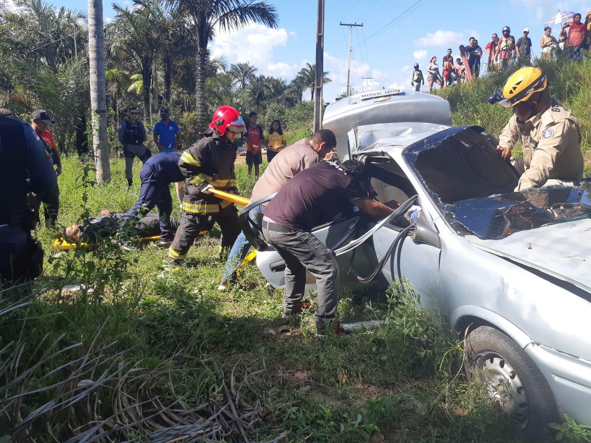Tr&ecirc;s pessoas ficam feridas ap&oacute;s capotar carro na AM-070