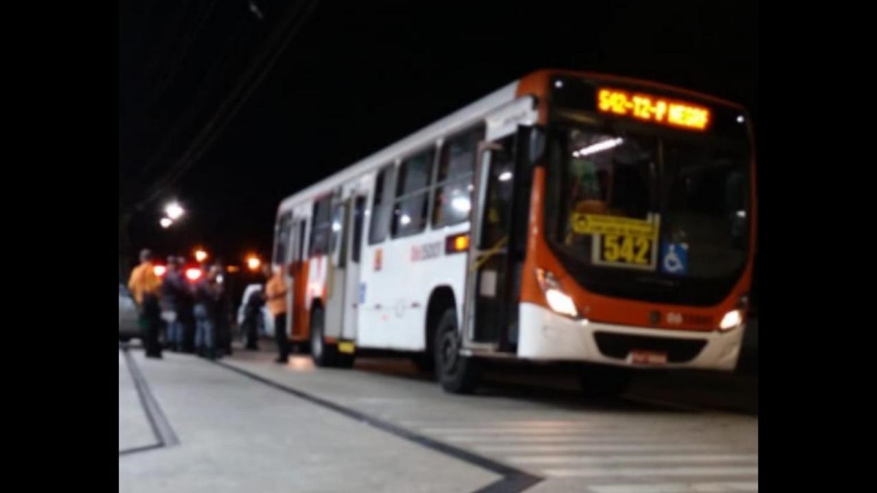 Passageiros reagem a assalto na linha 542, um morre e outro é ferido; assaltantes fugiram Passageiros reagem a assalto na linha 542, um morre e outro é ferido; assaltantes fugiram