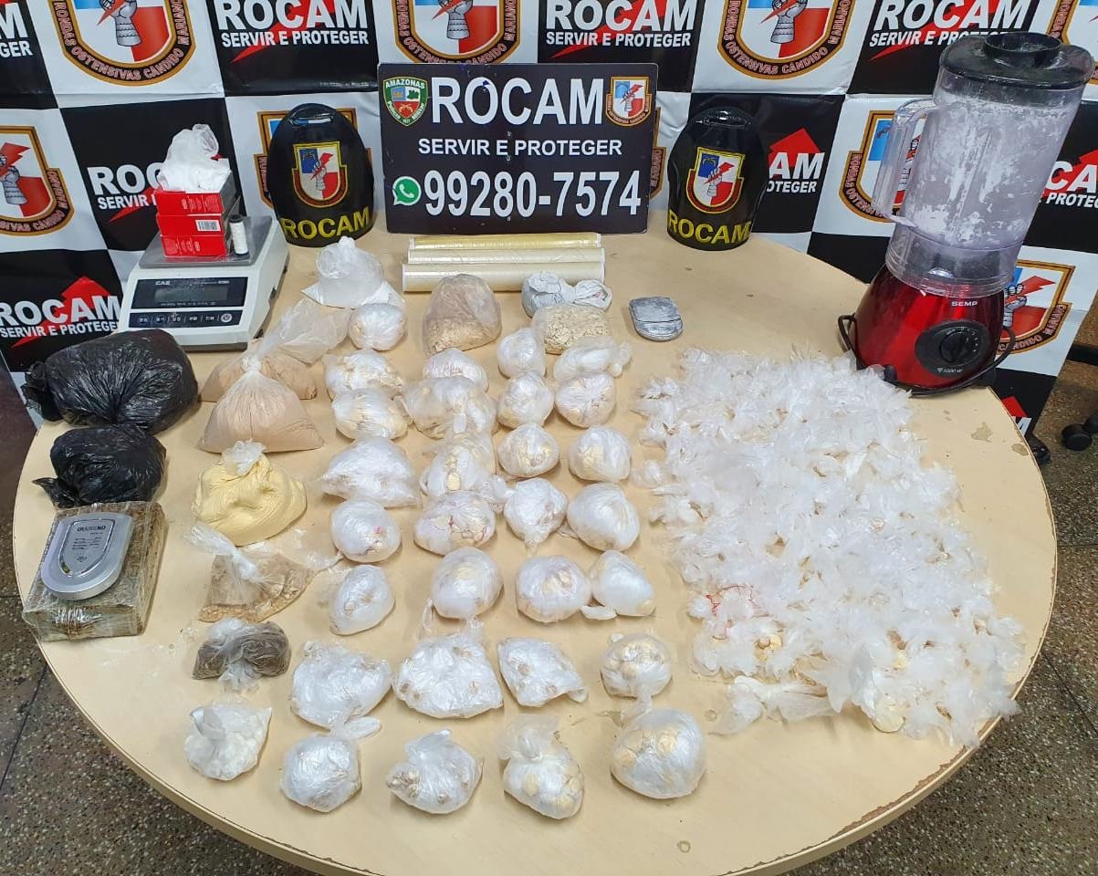 Mais de 1.000 trouxinhas e drogas são apreendidas no João Paulo pela Rocam Mais de 1.000 trouxinhas e drogas são apreendidas no João Paulo pela Rocam