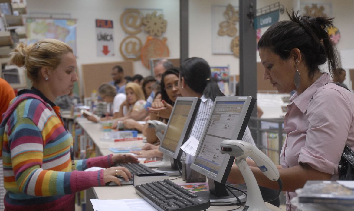 Intenção de consumo das famílias atinge menor nível em 10 anos Intenção de consumo das famílias atinge menor nível em 10 anos