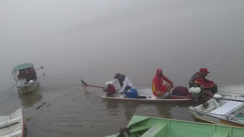 Pescadores encontram colete e mochila de policiais desaparecidos após naufrágio; bombeiros fazem buscas Pescadores encontram colete e mochila de policiais desaparecidos após naufrágio; bombeiros fazem buscas